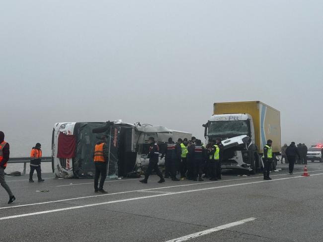 YOLCU OTOBÜSÜ DEVRİLDİ: 4 ÖLÜ, 36 YARALI