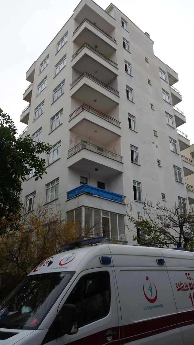 "BALKONA ÇIKACAĞIM" DEDİ, APARTMAN BAHÇESİNDE ÖLÜ BULUNDU