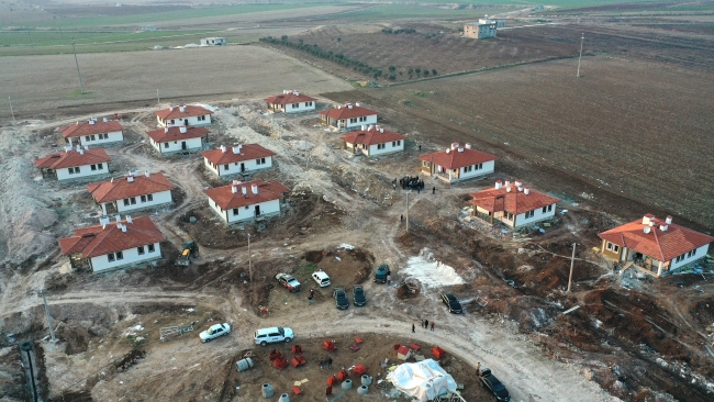 DEPREM SONRASI YAPILAN KÖY EVLERİ HAVADAN GÖRÜNTÜLENDİ