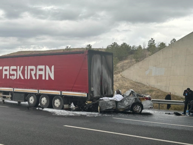 TIR DORSESİNE ÇARPAN ARAÇ ALEV ALDI: 1 ÖLÜ