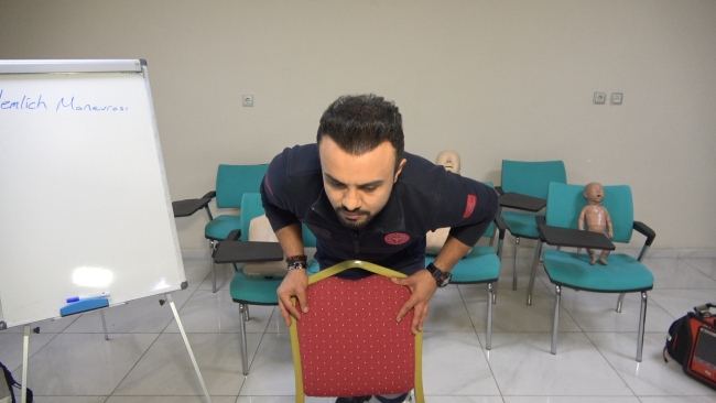 KENDİMİZE HEMLİCH MANEVRASINI NASIL YAPARIZ