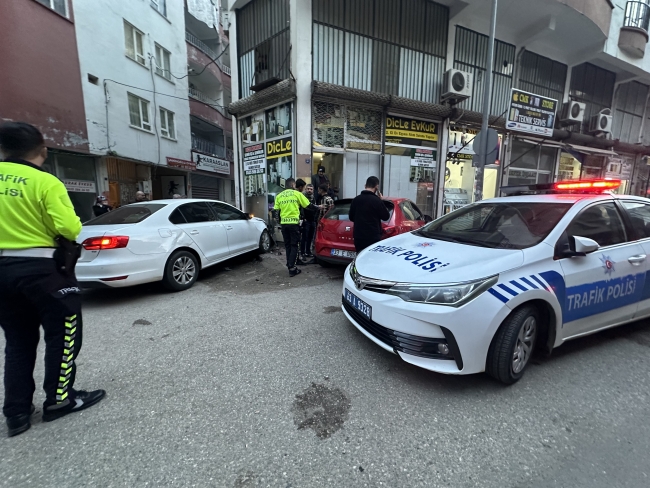 KAZA SONRASI SAVRULAN OTOMOBİLİN ÇARPTIĞI YAYA AĞIR YARALANDI