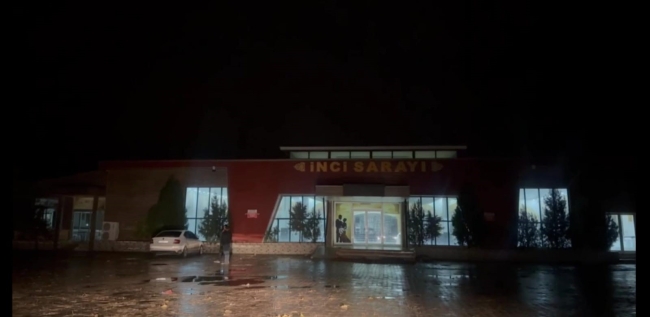 YEĞENİNİN DÜĞÜNÜNÜ BASTI, ETRAFA ATEŞ AÇTI, YARALILAR VAR!
