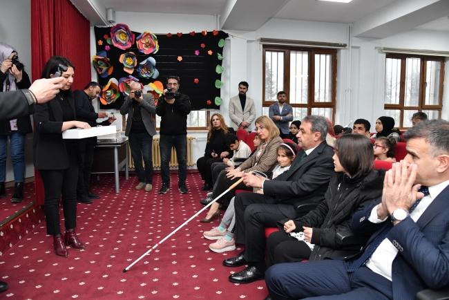 VALİ ŞILDAK, GÖRME ENGELLİ ÇOCUKLARLA BULUŞTU