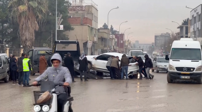 KAZA YAPAN ARACI SALLAYA SALLAYA ÇEKİCİYE YÜKLEMEYE ÇALIŞTILAR