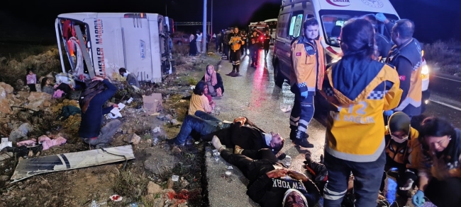 MERSİN'DE YOLCU OTOBÜSÜ DEVRİLDİ: 9 ÖLÜ, 28 YARALI