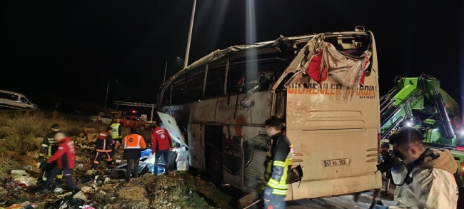 MERSİN'DE YOLCU OTOBÜSÜ DEVRİLDİ: 9 ÖLÜ, 28 YARALI