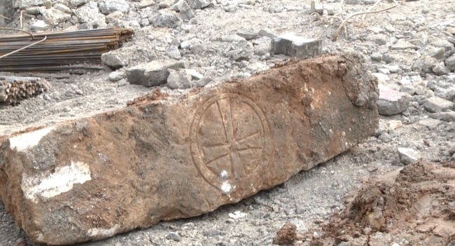 İNŞAAT KAZISINDA ROMA DÖNEMİNE AİT MOZAİKLİ KAYA MEZAR ODASI BULUNDU