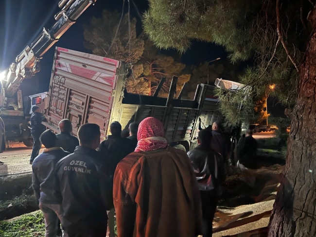 BUĞDAY YÜKLÜ TIR DEVRİLDİ: 1 YARALI