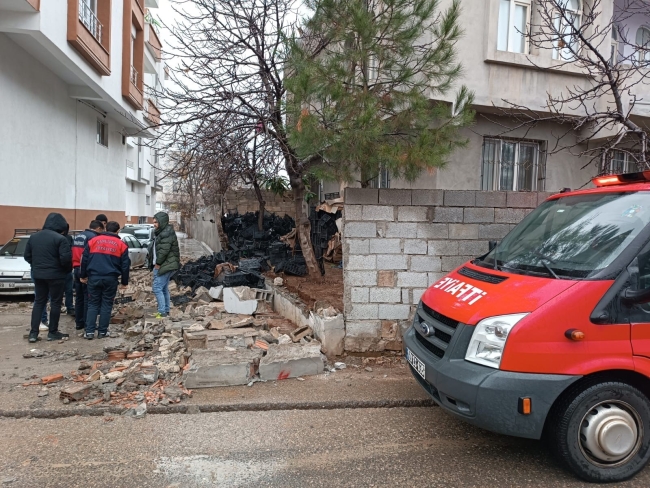 BAHÇE DUVARI DEVRİLDİ, İKİ ÇOCUK YARALANDI