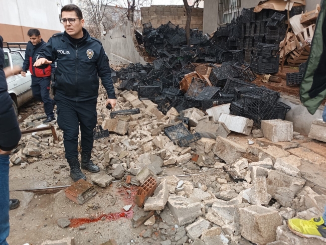 BAHÇE DUVARI DEVRİLDİ, İKİ ÇOCUK YARALANDI