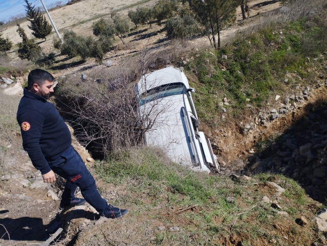 ARAÇ ŞARAMPOLE DEVRİLDİ: 2 YARALI