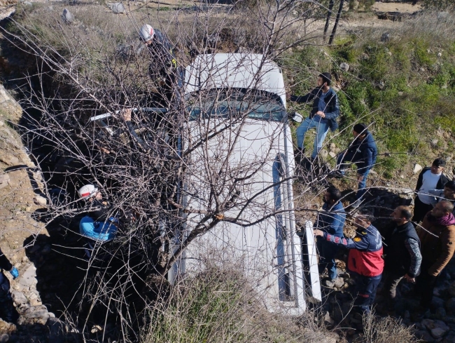 ARAÇ ŞARAMPOLE DEVRİLDİ: 2 YARALI