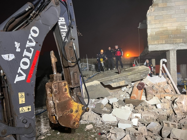 ŞANLIURFA'DA 2 KATLI EV ÇÖKTÜ: 2 ÖLÜ, 8 YARALI