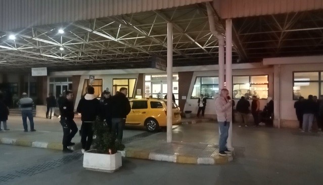 Yardım istediği polis memurunu tabancayla vurdu