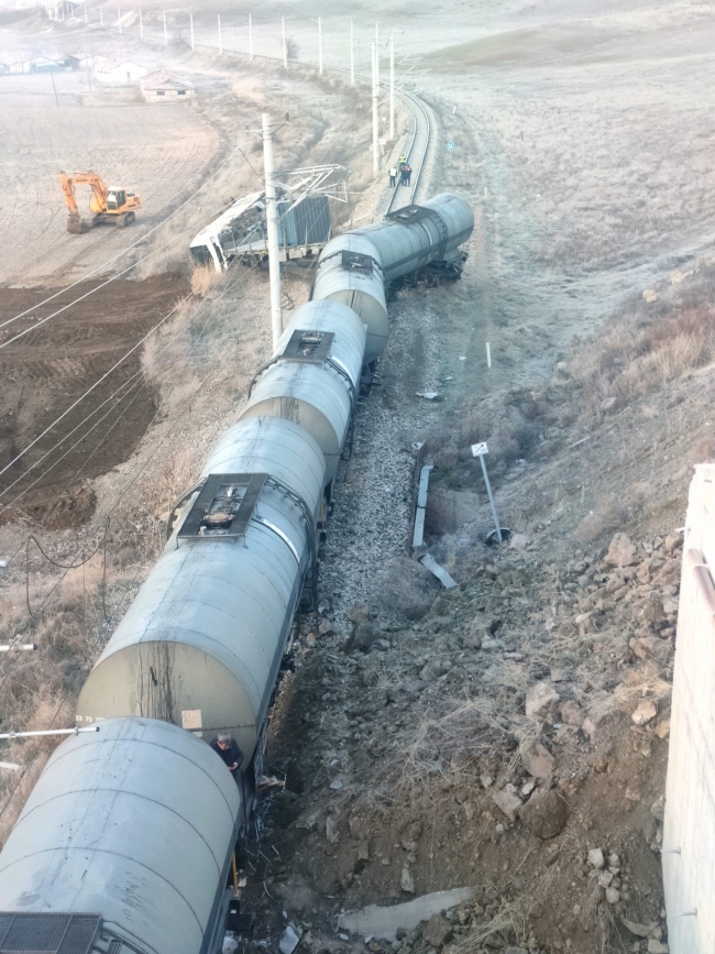 Raylara üzerine yıkılan istinat duvarına çarpan tren raydan çıktı