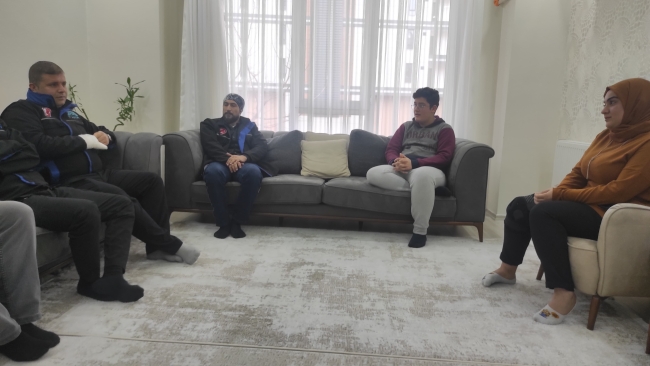 Kendisini kurtaran ekibi görünce gözyaşlarına hakim olamadı