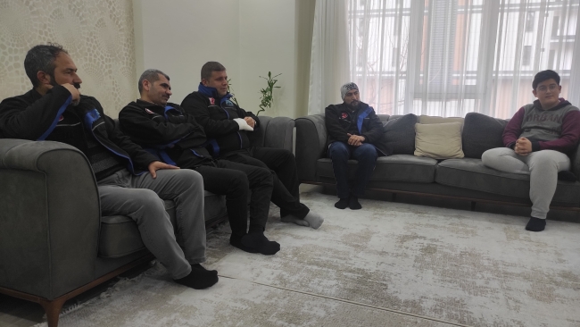 Kendisini kurtaran ekibi görünce gözyaşlarına hakim olamadı