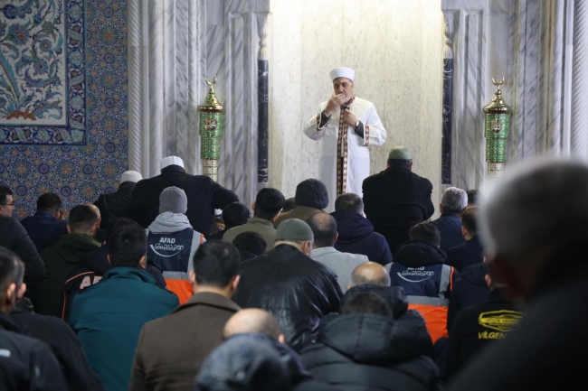 DEPREMDE HAYATINI KAYBEDENLER DUALARLA ANILDI