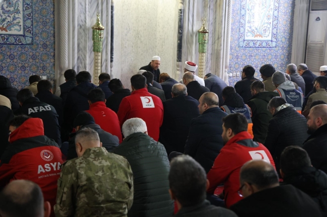 DEPREMDE HAYATINI KAYBEDENLER DUALARLA ANILDI