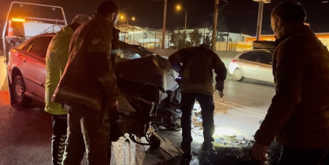 Yol ayrımındaki direğe çarptılar, 3 kişi otomobile sıkıştı