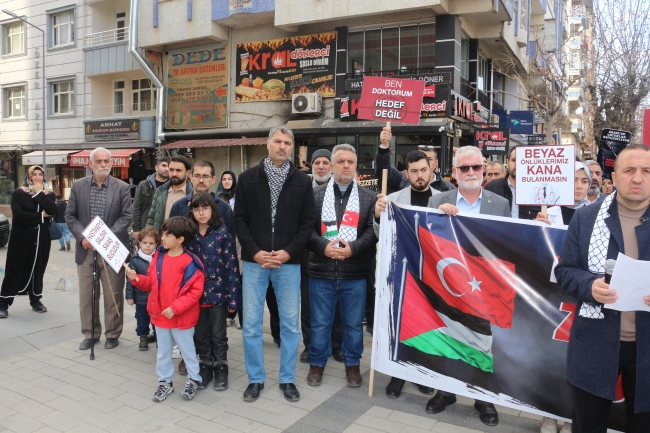 SAĞLIK ÇALIŞANLARI GAZZE İÇİN SESSİZ YÜRÜYÜŞ DÜZENLEDİ