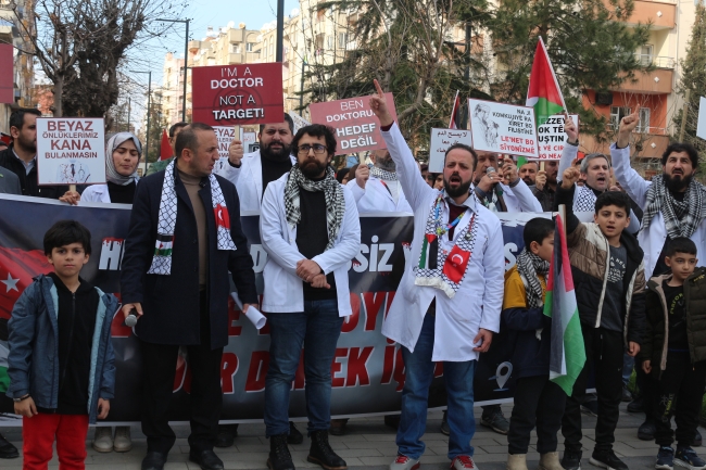 SAĞLIK ÇALIŞANLARI GAZZE İÇİN SESSİZ YÜRÜYÜŞ DÜZENLEDİ