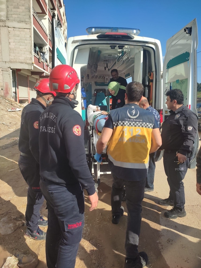 ASANSÖR BOŞLUĞUNA DÜŞEN GENÇ YARALANDI