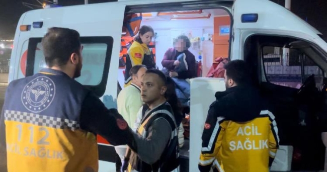 Tur otobüsü aydınlatma direğine çarptı: 10 yaralı