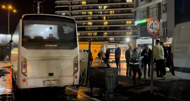 Tur otobüsü aydınlatma direğine çarptı: 10 yaralı