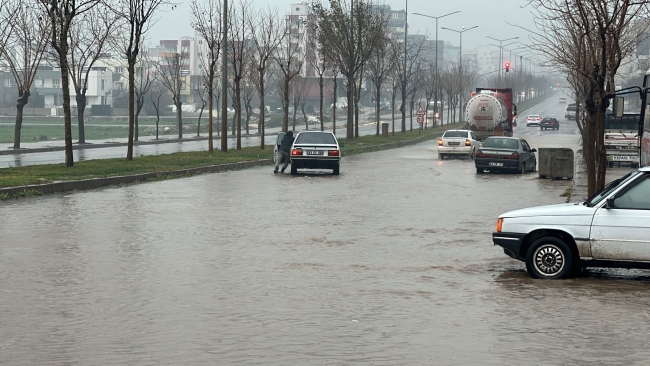 SİVEREK’TE ŞİDDETLİ YAĞIŞ SU BASKINLARINA NEDEN OLDU