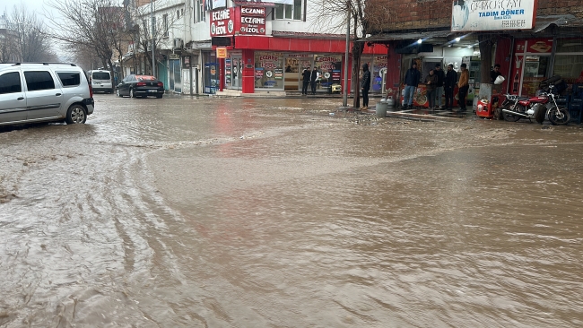 SİVEREK’TE ŞİDDETLİ YAĞIŞ SU BASKINLARINA NEDEN OLDU
