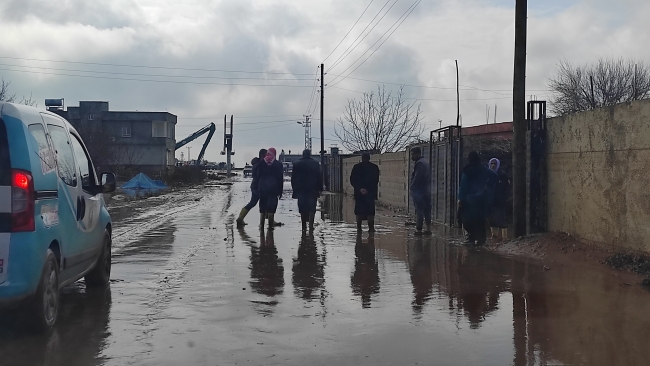 ŞANLIURFA'DA KIRSAL MAHALLELER SEL SULARI ALTINDA KALDI