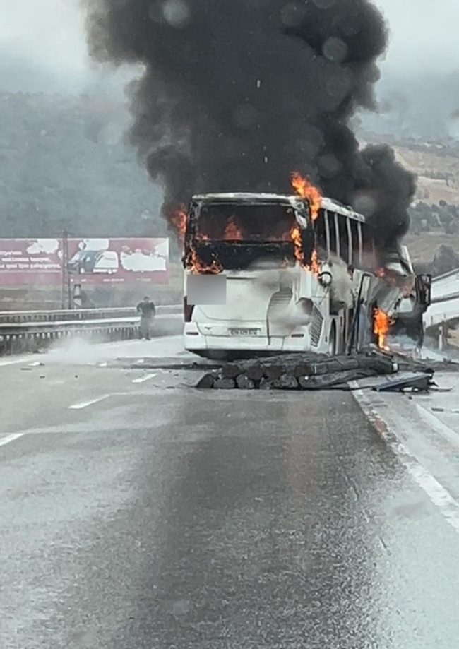 Kamyona çarpan otobüs alev topuna döndü