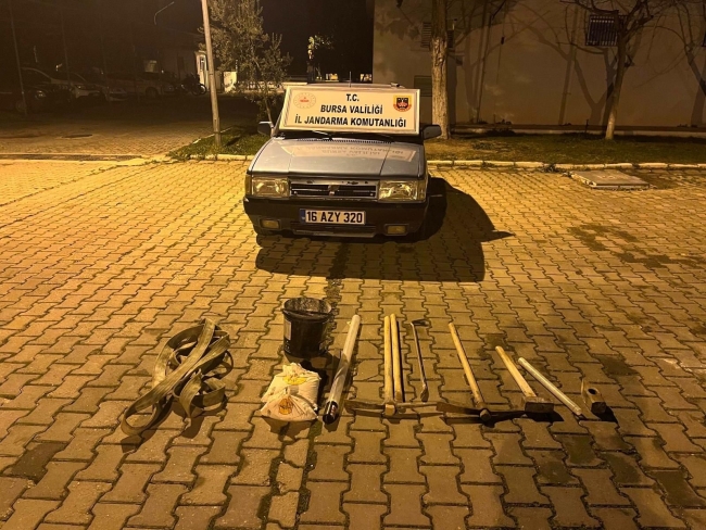 2000 yıllık kaya mezarı asitle eritmeye çalıştılar