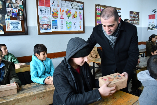 SİVEREK’TE KÖY ÖĞRENCİLERİNE HAMBURGER İKRAM EDİLDİ