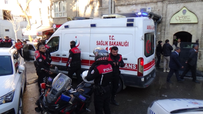 KARAKOL ÖNÜNDE BIÇAKLI KAVGA: 2 YARALI, 5 GÖZALTI