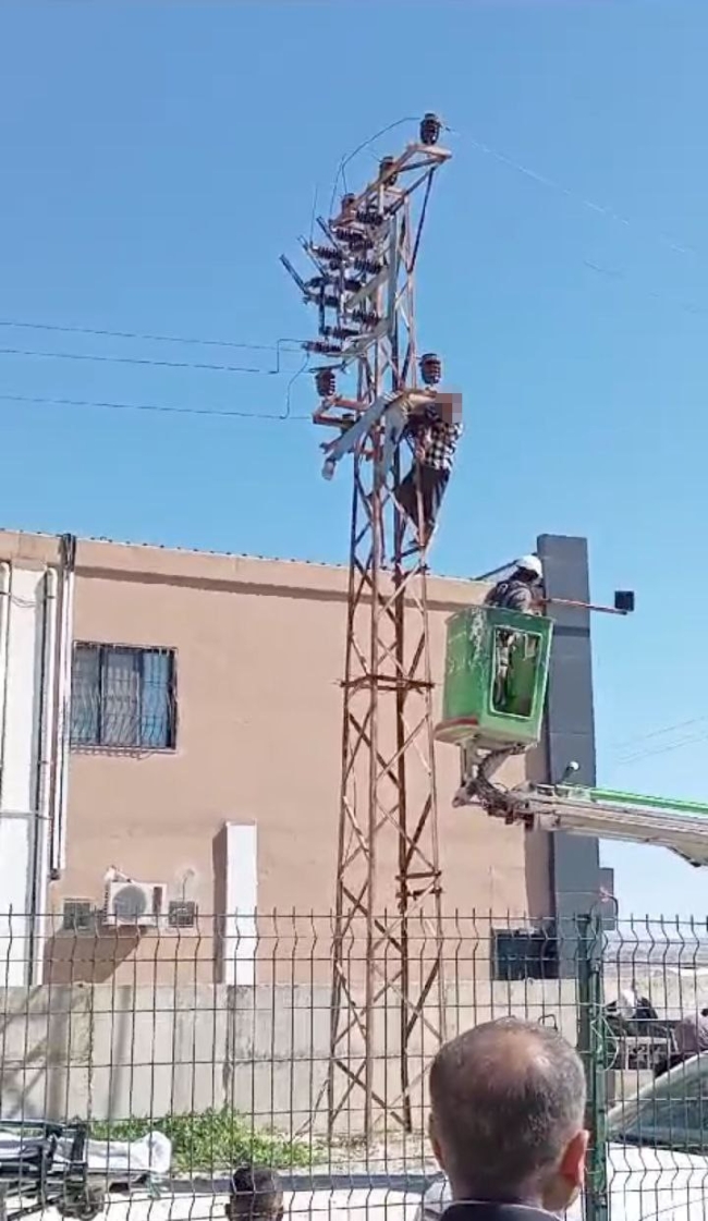 TIRMANDIĞI ELEKTRİK DİREĞİNDE AKIMA KAPILDI