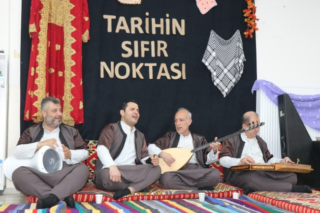 MİNİKLER SIRA GECESİNDE GÖNÜLLERİNCE EĞLENDİ