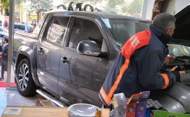 Kamyonet iş yerine uçarak girdi: 1 yaralı