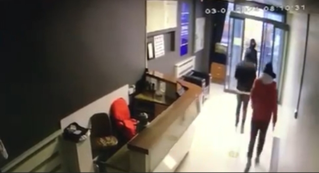 Maskeli 4 kişi kalaşnikofla işyerini basıp bekçiyi rehin aldı