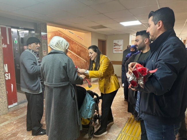 GÜLPINAR İÇİN SOKAK SOKAK KARANFİL DAĞITTILAR