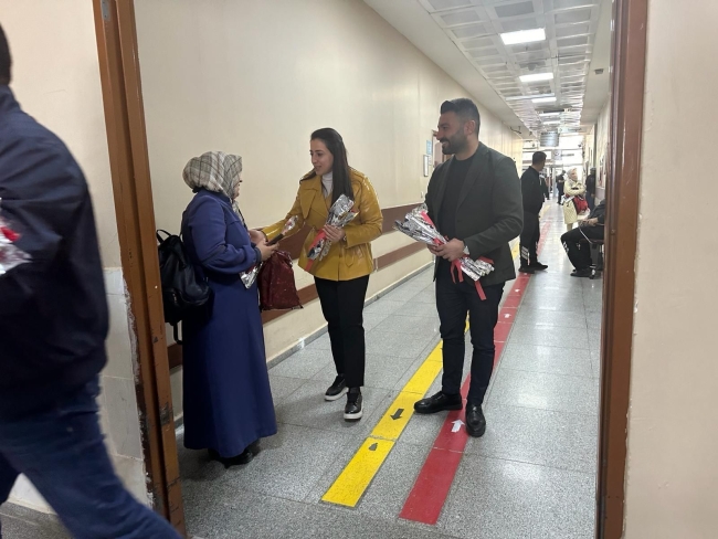 GÜLPINAR İÇİN SOKAK SOKAK KARANFİL DAĞITTILAR