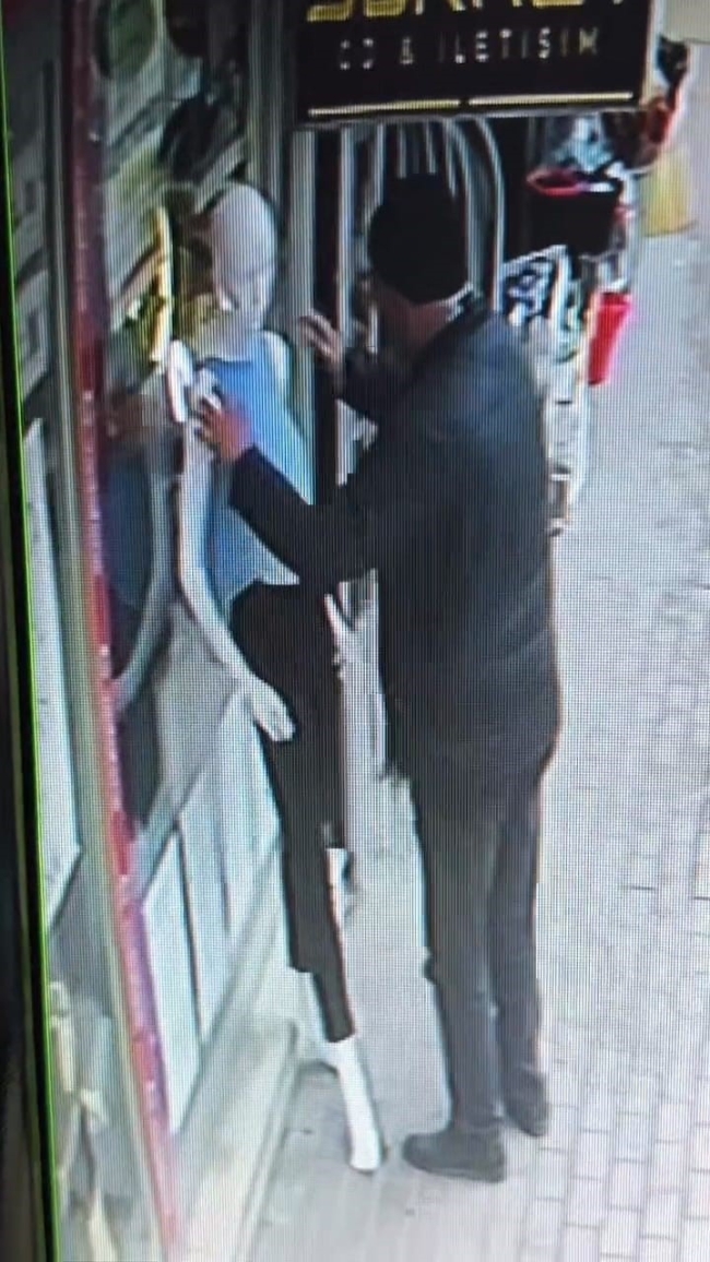 Dakikalarca sevdiği cansız mankeni kucaklayıp kaçırdı