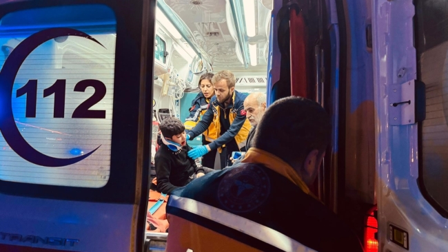 TIRA YANDAN ÇARPAN OTOMOBİLDEKİ 2 KİŞİ YARALANDI