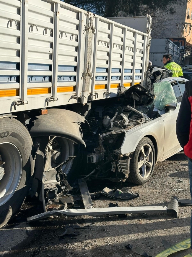 SİVEREK’TE PARK HALİNDEKİ TIRA OTOMOBİL ÇARPTI: 1 ÖLÜ