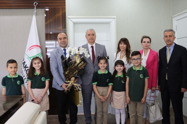 BAŞKAN NİHAT ÇİFTÇİ MAKAMINI ÇOCUKLARA DEVRETTİ