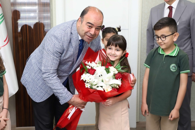 BAŞKAN NİHAT ÇİFTÇİ MAKAMINI ÇOCUKLARA DEVRETTİ