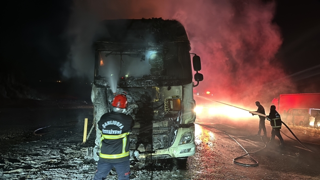ŞANLIURFA'DA  TIR ALEVLERE TESLİM OLDU