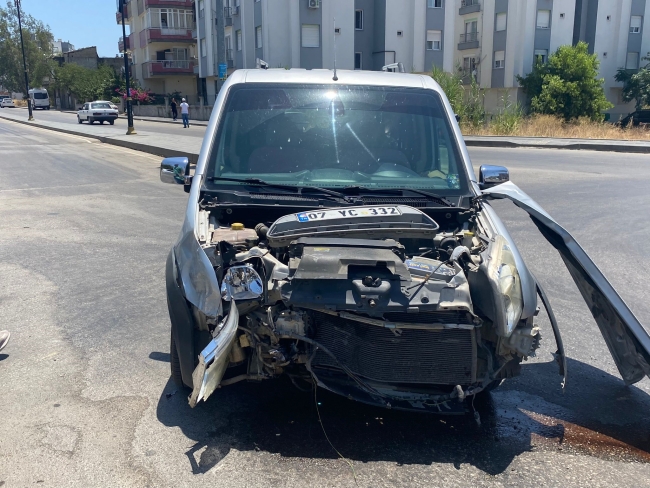 İKİ OTOMOBİLİN ÇARPIŞTIĞI KAZADA 1 KİŞİ YARALANDI